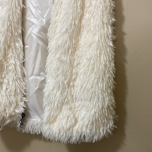 🌸 Clearance! 🌸 White Sleeveless Fuzzy Vest/Coat Size S - Picture 6 of 7